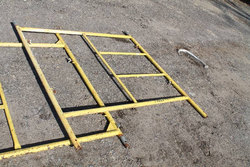 lot 12 image: 5 Ft x 5 Ft Multi Purpose Scaffolding With Cross Members And Wheels