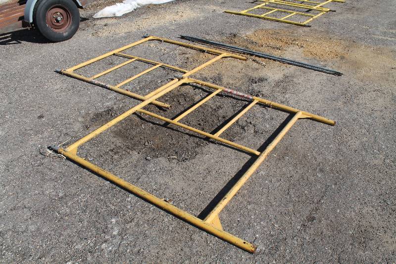 lot 13 image: 5 Ft x 5 Ft Multi Purpose Scaffolding With Cross Members And Ground Stabilizers