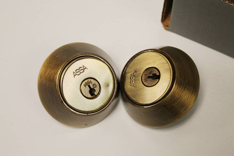lot 17 image: High Security Dead Bolt