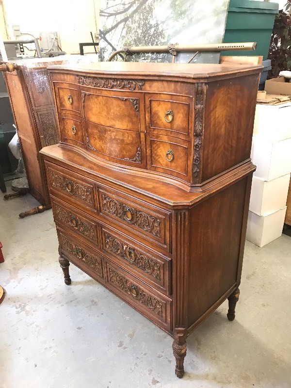 lot 602 image: ORNATE VINTAGE DRESSER