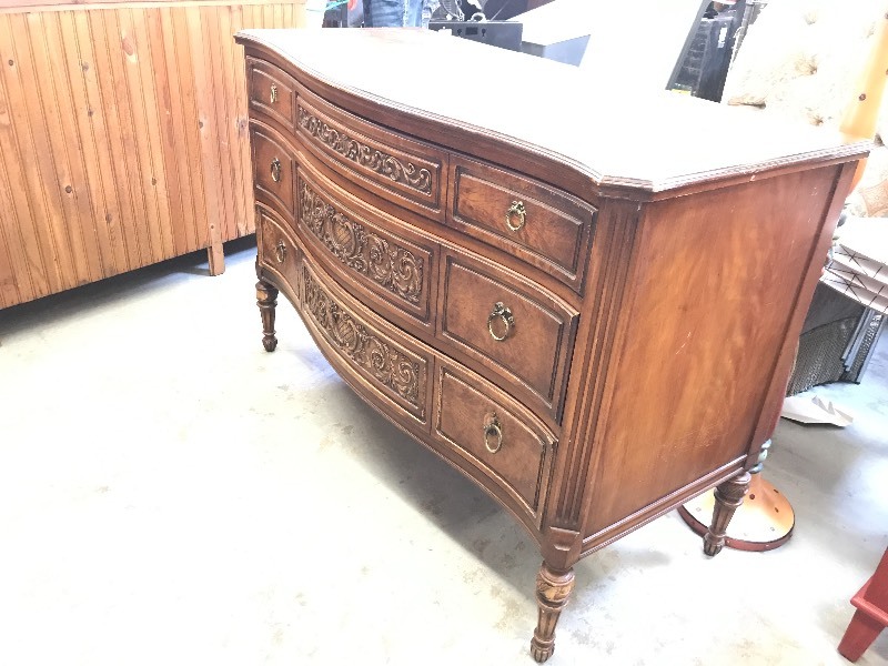 lot 603 image: ORNATE VINTAGE DRESSER