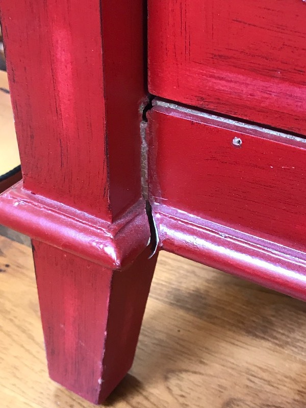 lot 606 image: RED CABINET