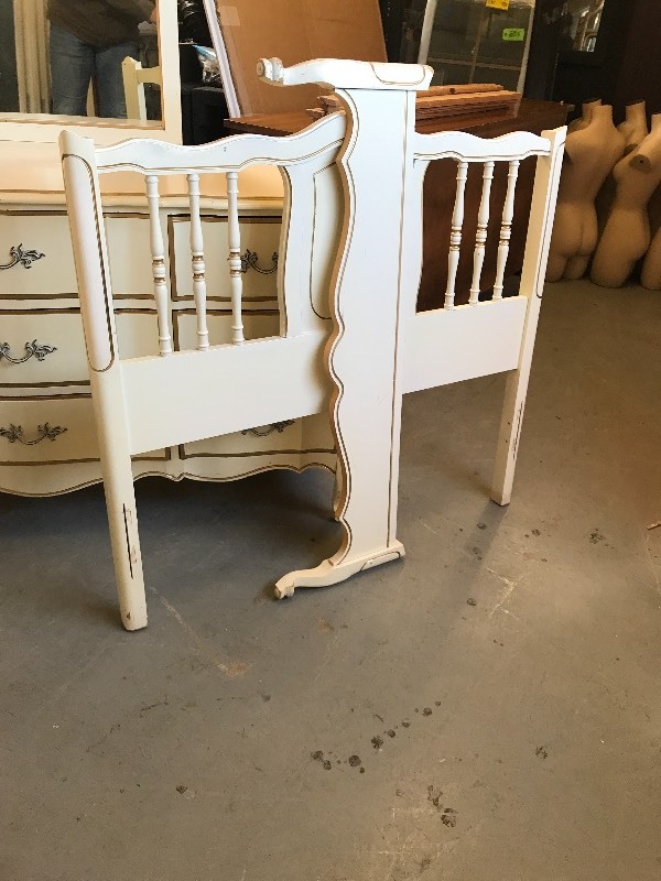 lot 614 image: DIXIE 4 PC GUEST OR SIBLING BEDROOM SET