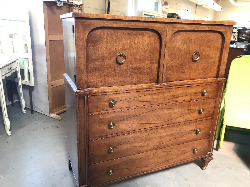 lot 615 image: MAHOGANY CHEST OF DRAWERS