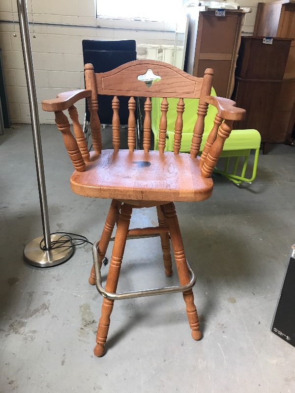 lot 622 image: BEEFY SOLID OAK BARSTOOL