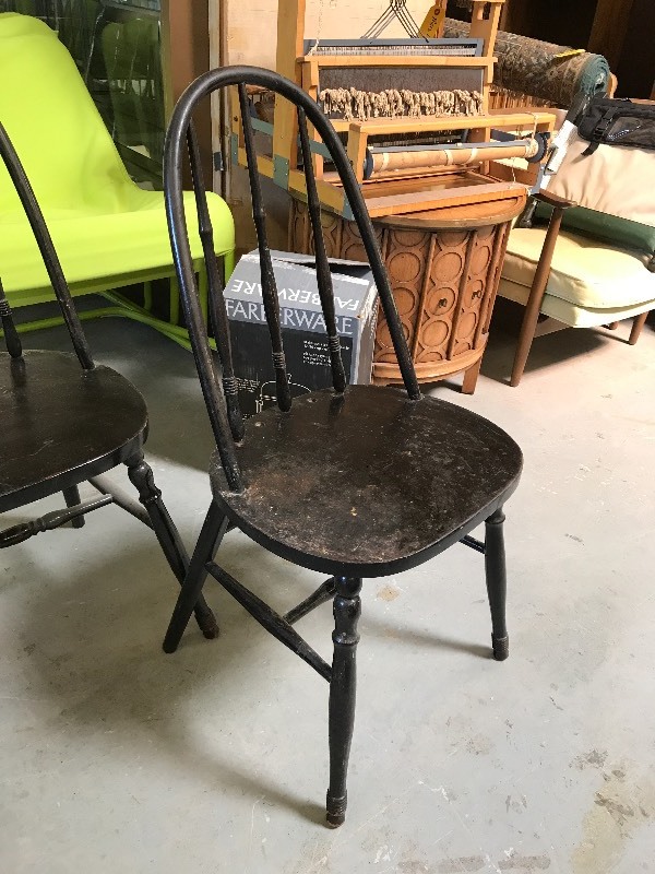 lot 627 image: SOLID WOOD WINDSOR CHAIRS