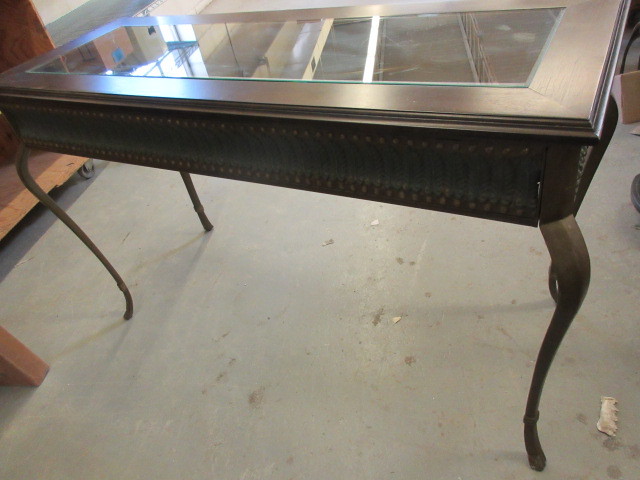 lot 629 image: CONTEMPORARY GLASS TOP SOFA TABLE