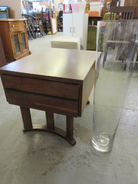 lot 649 image: LANE END TABLE AND A TALL, CLEAR GLASS VASE