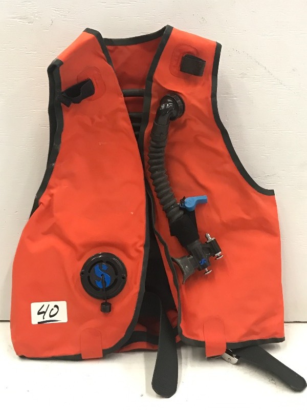 lot 40 image: Size Large Scuba-Diving Tank Vest ...