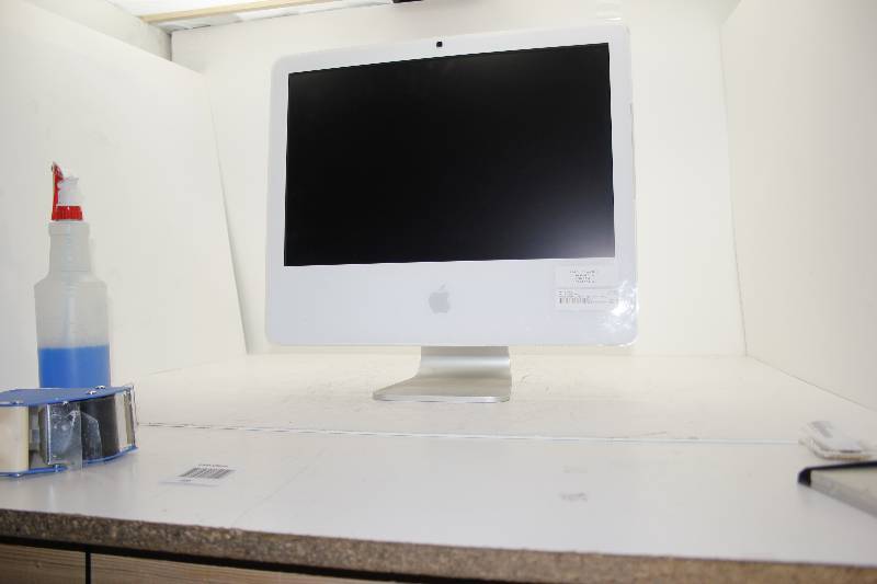lot 40 image: Apple all-in-one desktop computer Ma589ll with 250GB Hard drive
