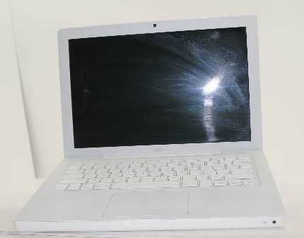 lot 41 image: Apple MacBook White intel core 2 Duo 2.0GHZ