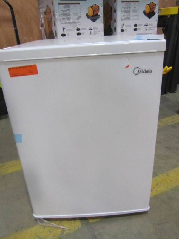 lot 26 image: Magic Chef 2.4 cu. ft. Mini Refrigerator in White