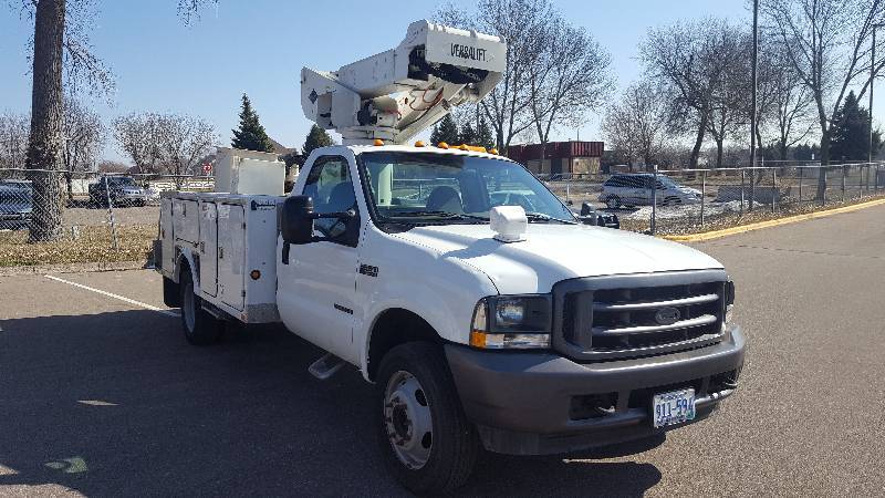 lot 1 image: 2002 Ford F-550 Super Duty with 44 foot Utility Style Bucket Lift