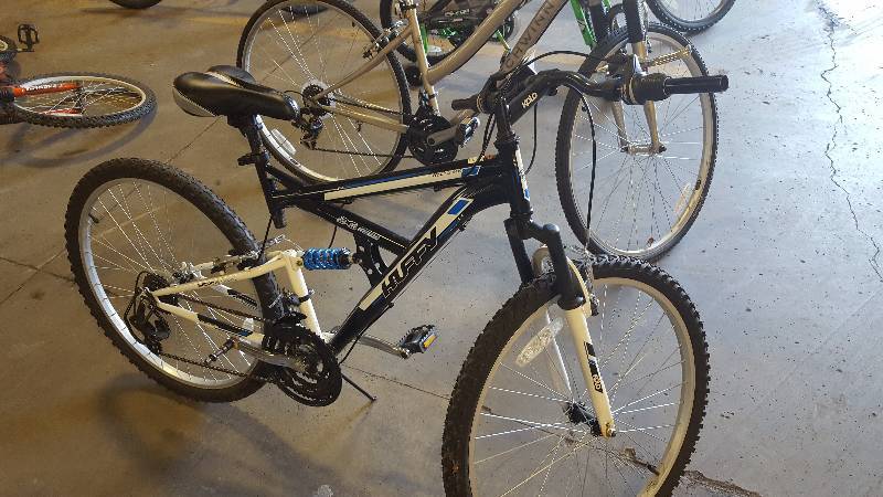 lot 458 image: Huffy 2X   Bike with BlackWhiteBlue 17.5in. Frame, 22in. Wheel