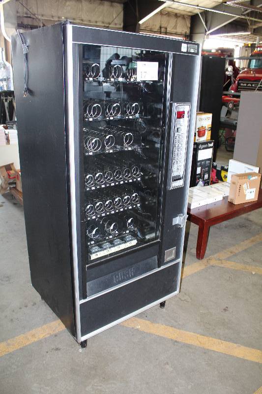 lot 17 image: Snack Shop 32-Slot Commercial Vending Machine