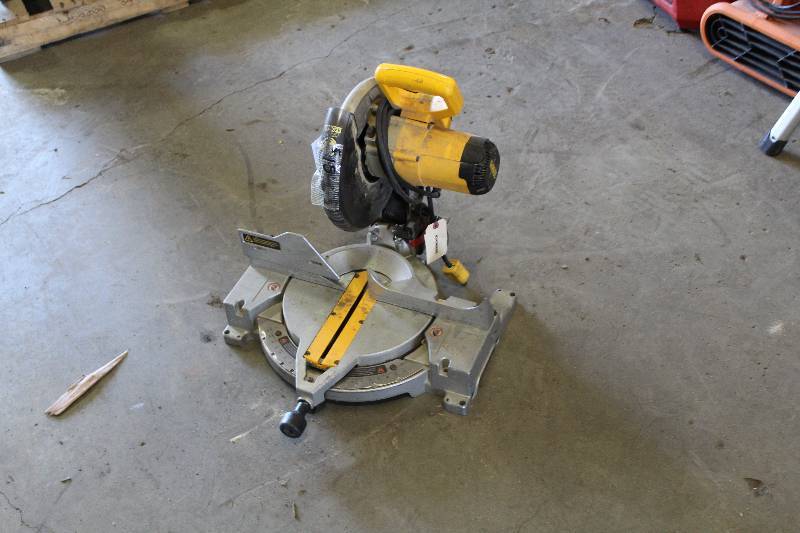 lot 53 image: DeWalt 10in. Compound Miter Saw