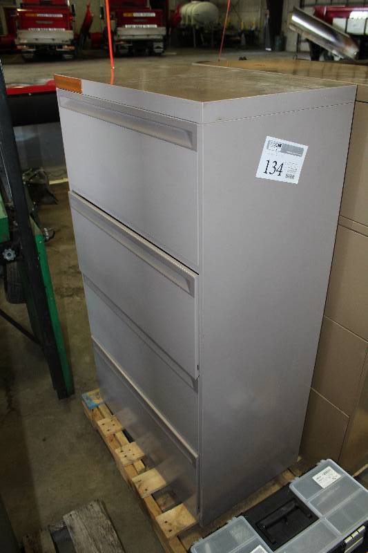 lot 134 image: 4-Drawer Metal Lateral File Cabinet