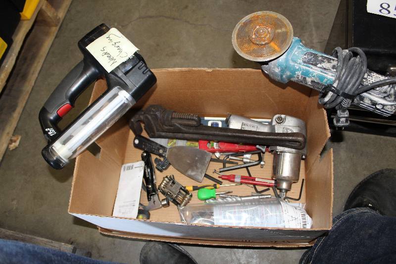 lot 88 image: Makita Cutoff Saw, 19.2V Cordless Flashlight, Pipe Wrench, Putty Knife, Hammer, Level, Hex Key Set,