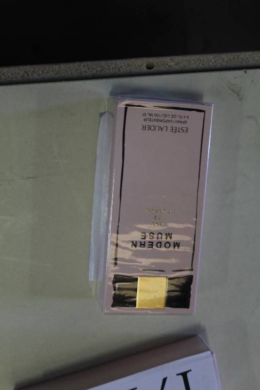 lot 175 image: Este Lauder Modern Muse Perfume