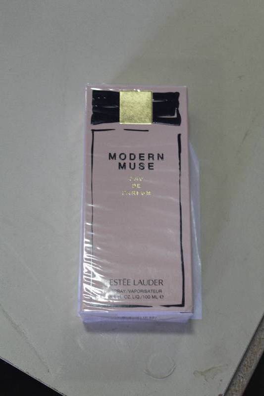 lot 174 image: Este Lauder Modern Muse Perfume