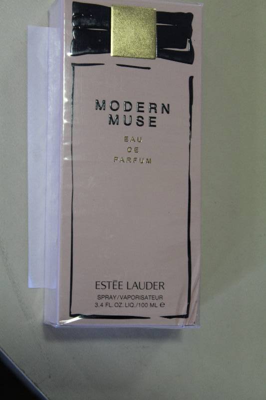 lot 177 image: Este Lauder Modern Muse Perfume