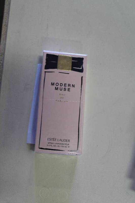 lot 170 image: Este Lauder Modern Muse Perfume