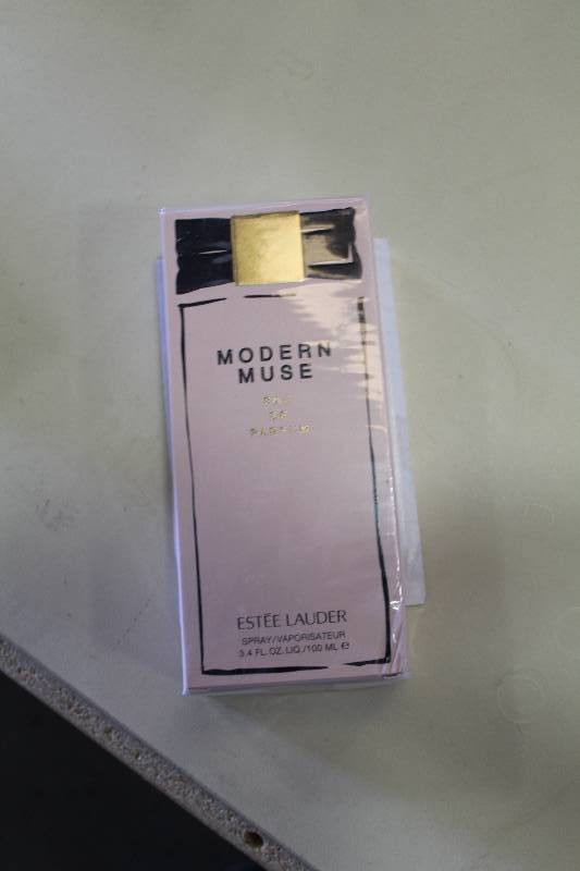 lot 179 image: Este Lauder Modern Muse Perfume