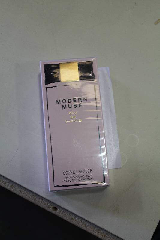 lot 172 image: Este Lauder Modern Muse Perfume