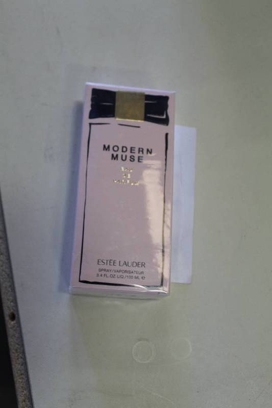 lot 171 image: Este Lauder Modern Muse Perfume