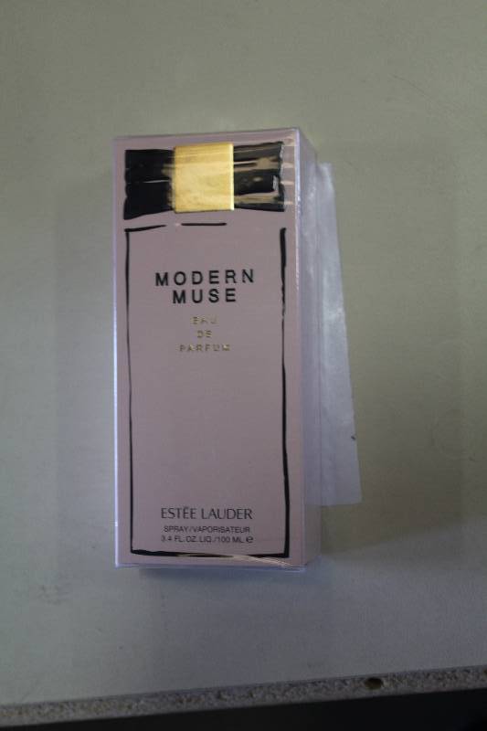 lot 173 image: Este Lauder Modern Muse Perfume