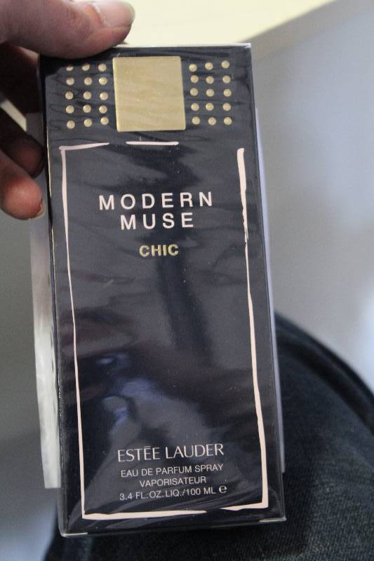 lot 159 image: Este Lauder Modern Muse Perfume
