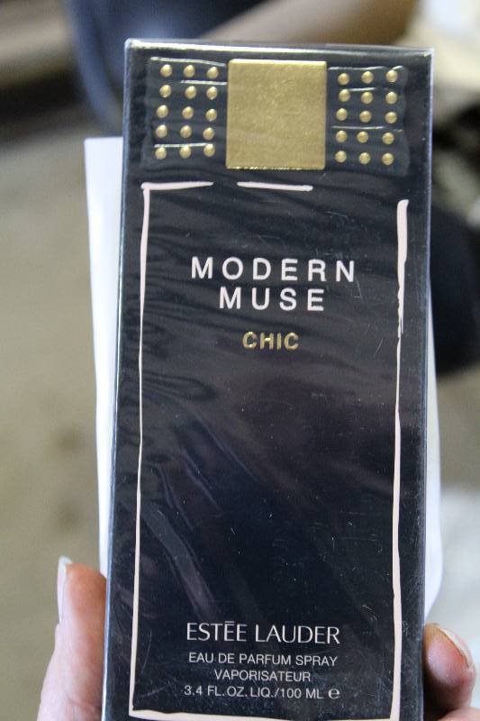 lot 162 image: Este Lauder Modern Muse Perfume