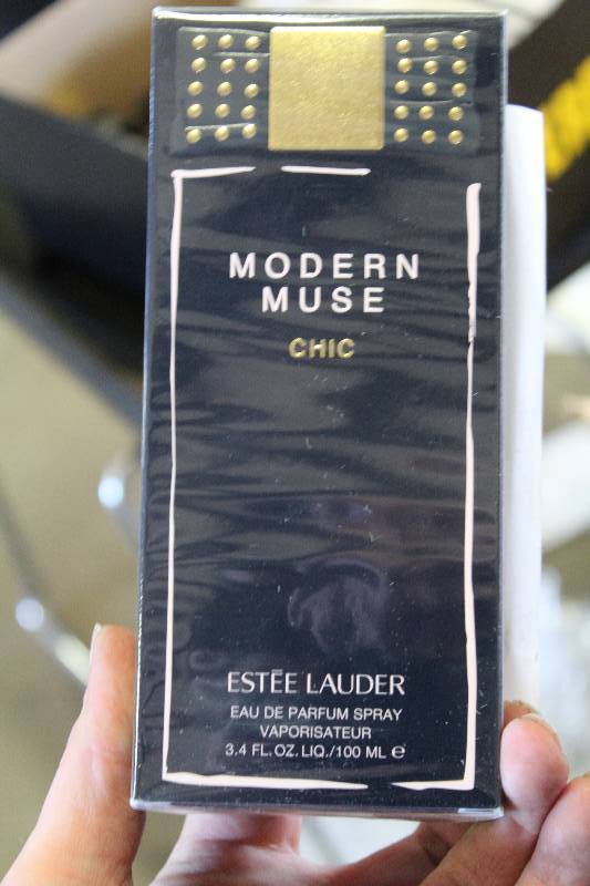 lot 161 image: Este Lauder Modern Muse Perfume