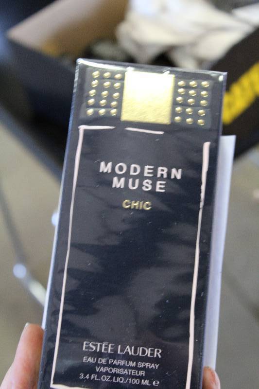 lot 158 image: Este Lauder Modern Muse Perfume