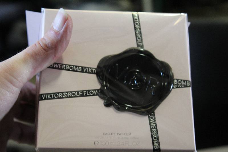 lot 194 image: Victor & Rolf Flowerbomb Perfume