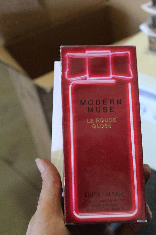 lot 218 image: Este Lauder Modern Muse Perfume