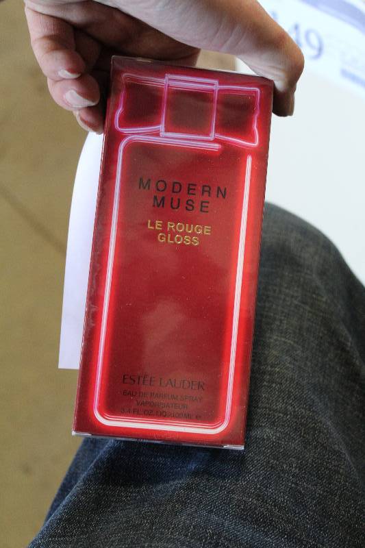 lot 217 image: Este Lauder Modern Muse Perfume