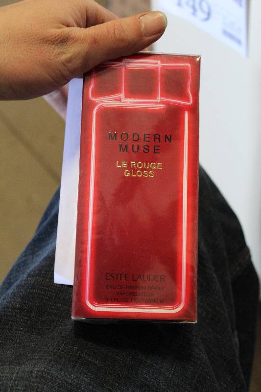 lot 216 image: Este Lauder Modern Muse Perfume