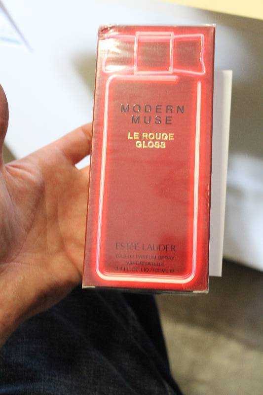 lot 223 image: Este Lauder Modern Muse Perfume