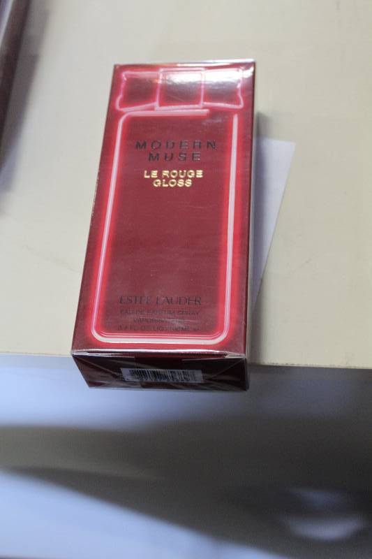 lot 222 image: Este Lauder Modern Muse Perfume