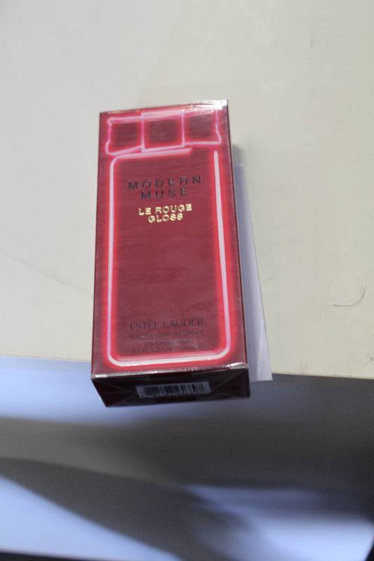 lot 219 image: Este Lauder Modern Muse Perfume