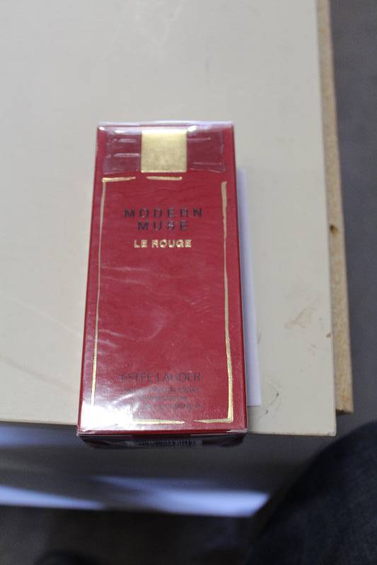 lot 224 image: Este Lauder Modern Muse Perfume