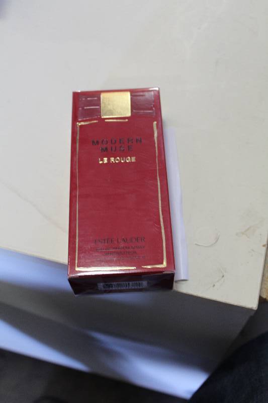 lot 230 image: Este Lauder Modern Muse Perfume