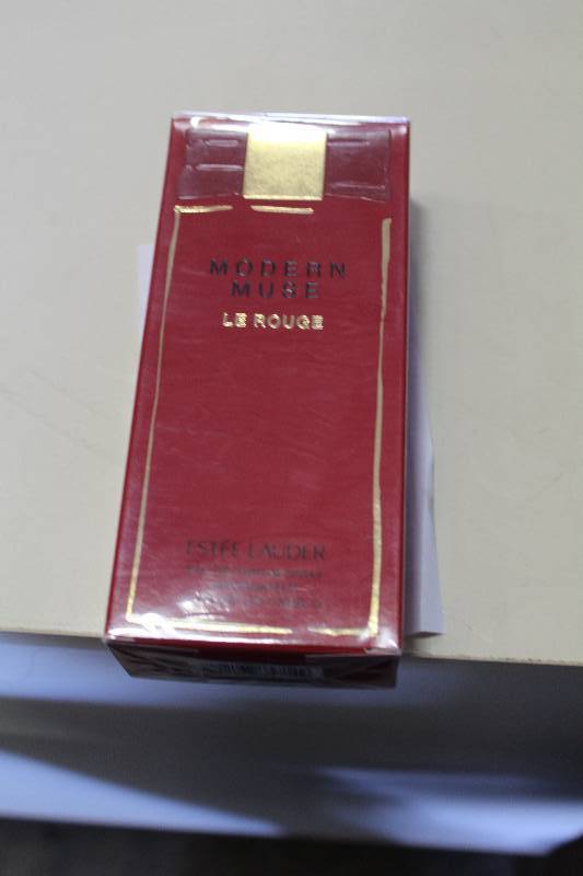 lot 225 image: Este Lauder Modern Muse Perfume