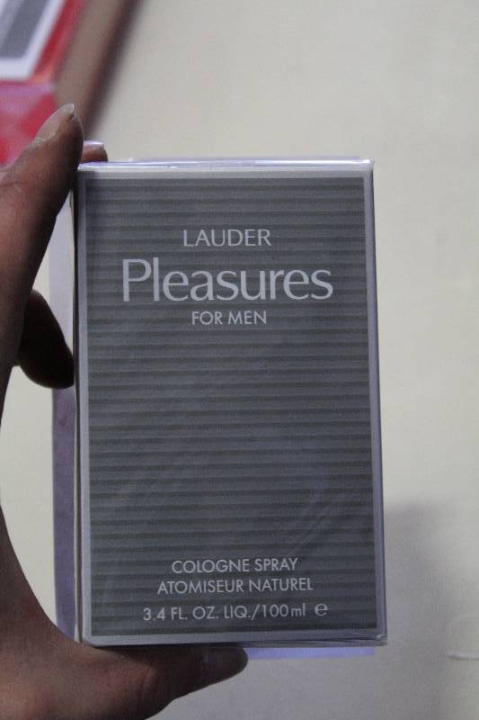 lot 242 image: Este Lauder Pleasures For Men