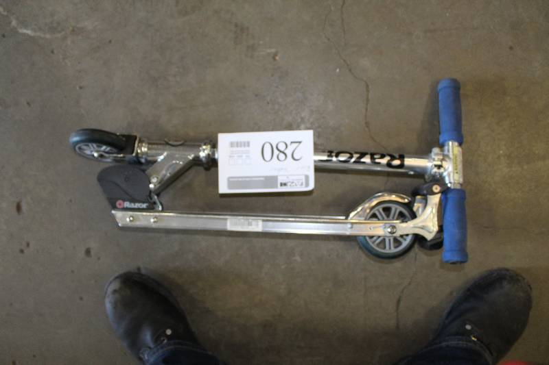 lot 280 image: Razor Scooter