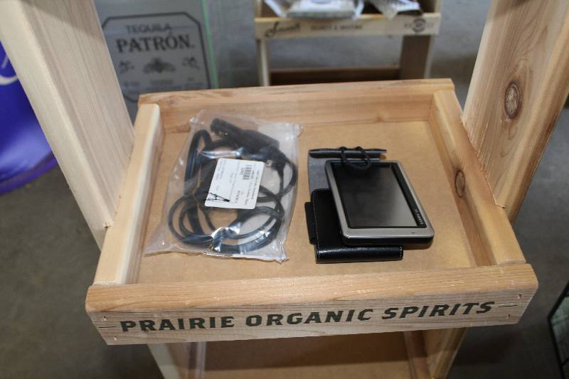 lot 262 image: Garmin Nuvi GPS