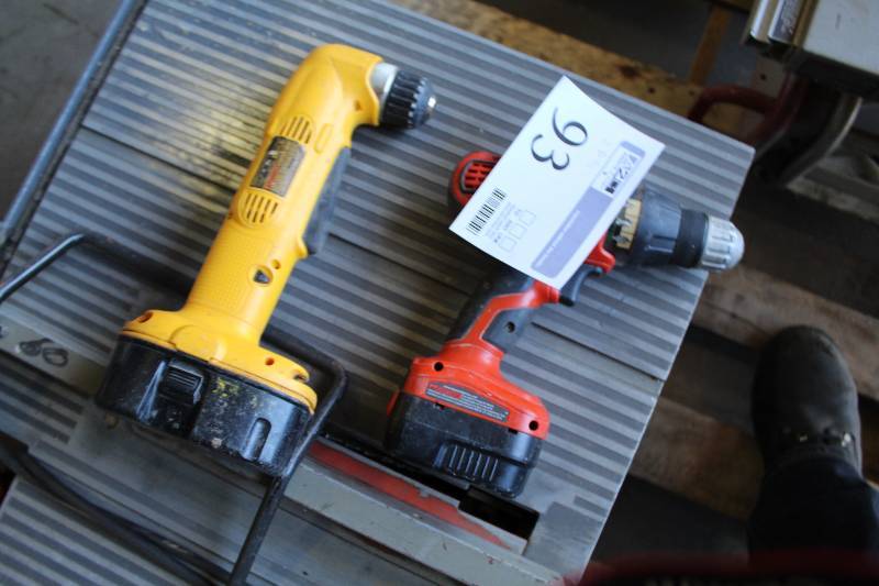 lot 93 image: Lot of (2) Cordless Drills w Batteries