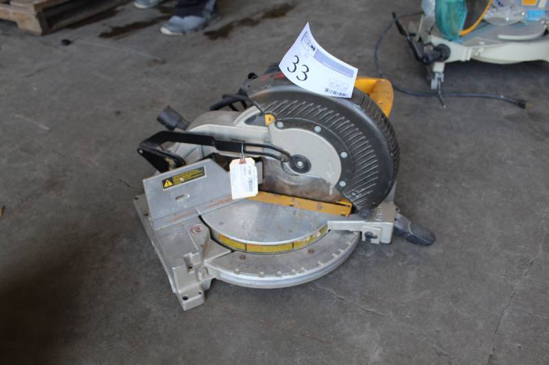 lot 33 image: DeWalt 10in. Compound Miter Saw