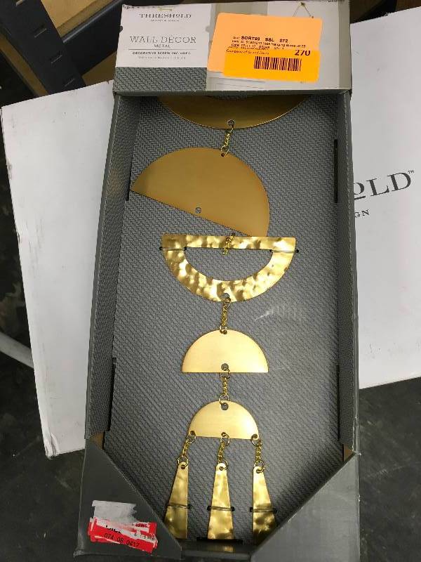 lot 270 image: METAL WALL DECOR, RETAIL $19.99